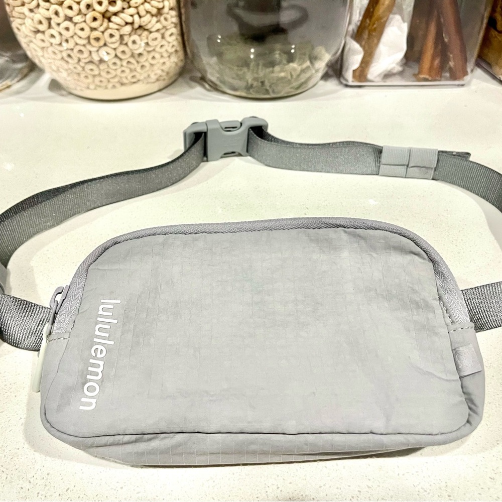 lululemon Everywhere Belt Bag Mini Light Gray